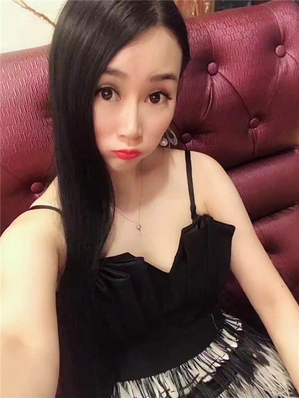 徐汇蔓蔓美胸嫩口，满意而归